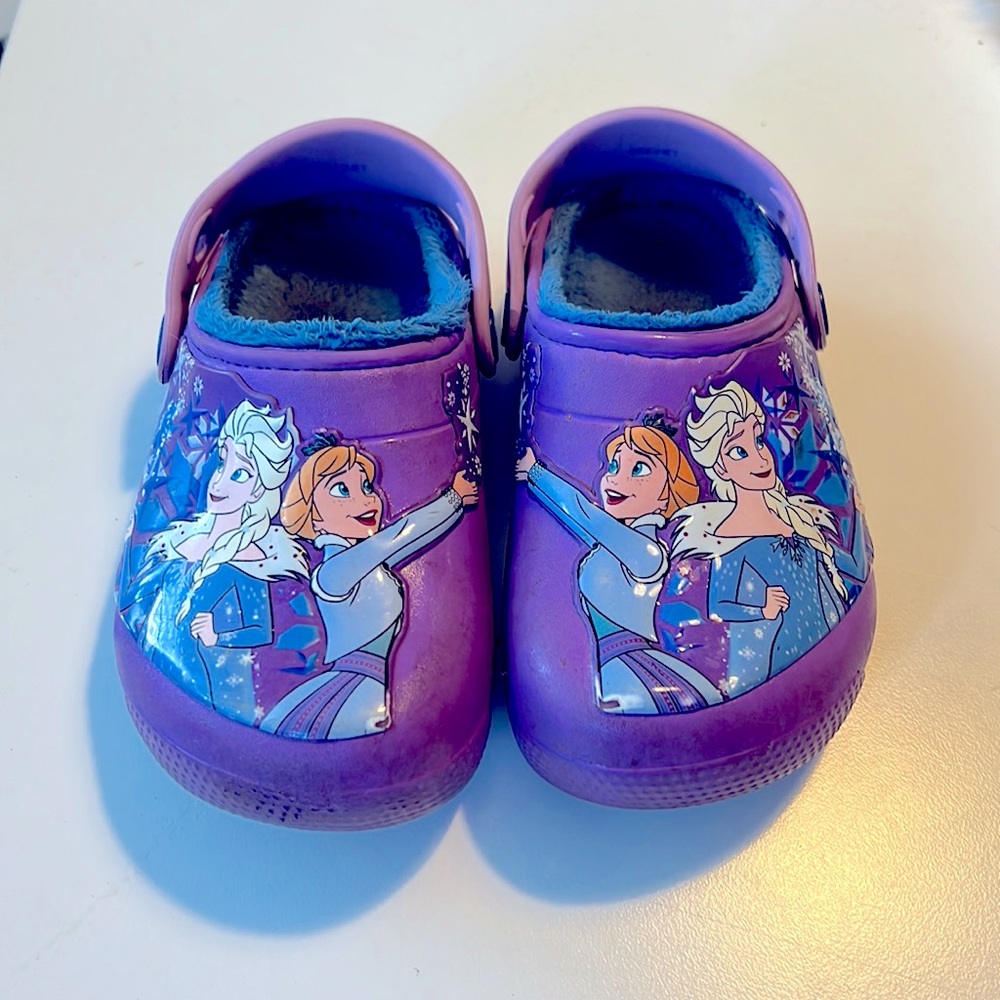 Frozen Crocs, girls size 10c, fuzzy inside, excellent condition 👌🏻